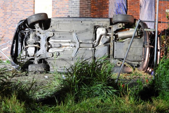 Auto raakt van de weg knalt tegen woning