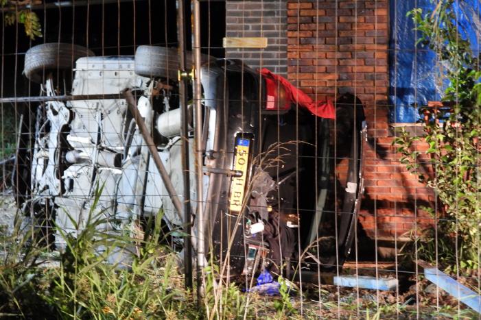 Auto raakt van de weg knalt tegen woning