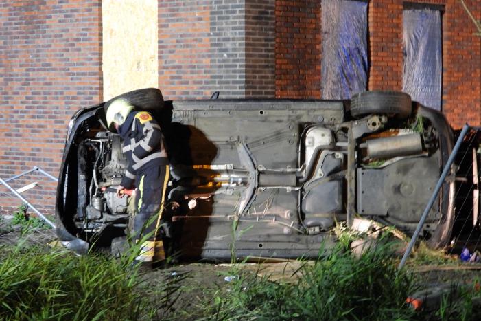 Auto raakt van de weg knalt tegen woning