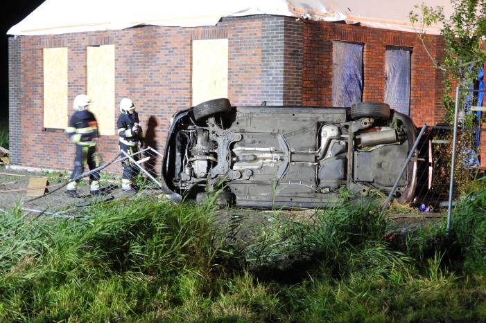 Auto raakt van de weg knalt tegen woning