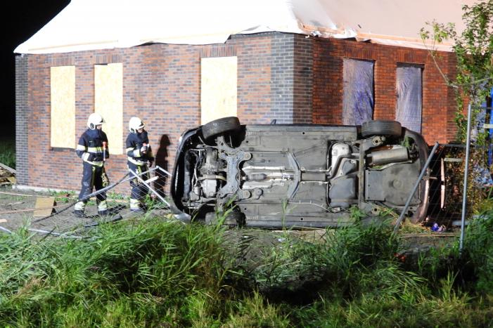 Auto raakt van de weg knalt tegen woning