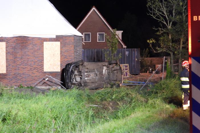 Auto raakt van de weg knalt tegen woning