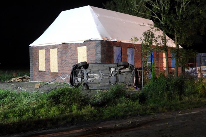 Auto raakt van de weg knalt tegen woning