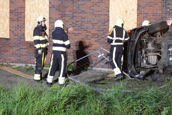 Auto raakt van de weg knalt tegen woning