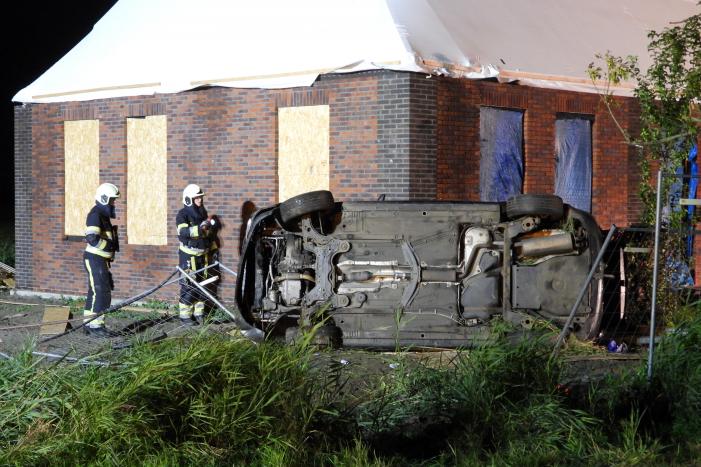 Auto raakt van de weg knalt tegen woning