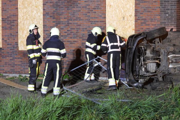 Auto raakt van de weg knalt tegen woning