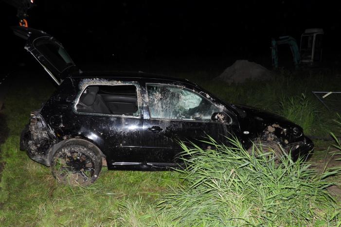 Auto raakt van de weg knalt tegen woning