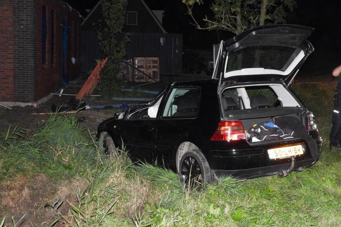 Auto raakt van de weg knalt tegen woning