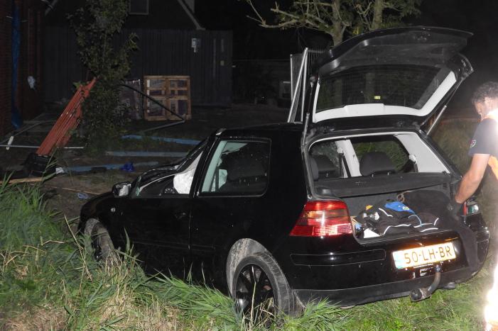 Auto raakt van de weg knalt tegen woning