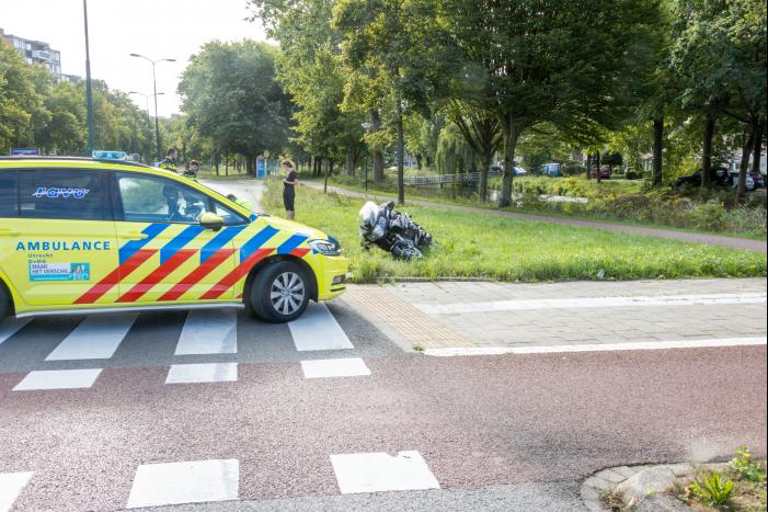 Motorrijder gewond naar ziekenhuis na harde val