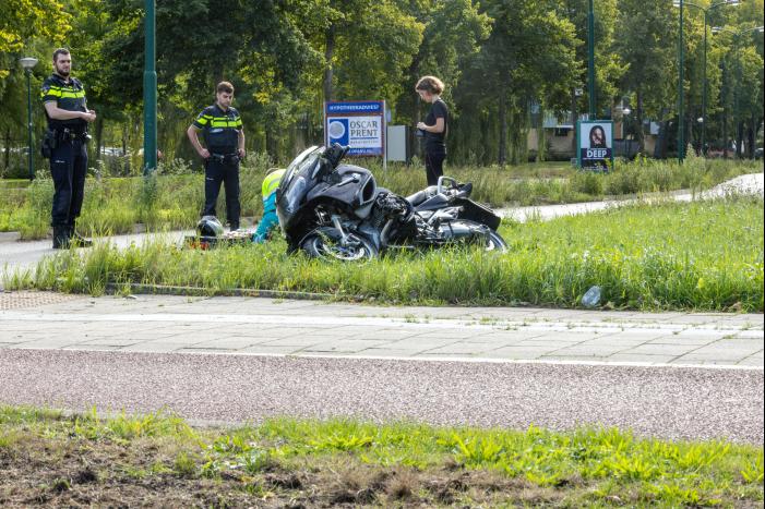 Motorrijder gewond naar ziekenhuis na harde val