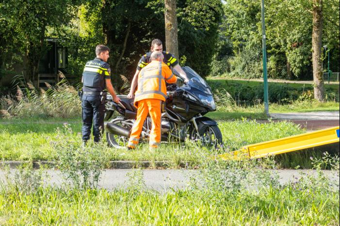Motorrijder gewond naar ziekenhuis na harde val