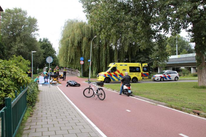 Scooterrijder gaat hard onderuit en raakt gewond