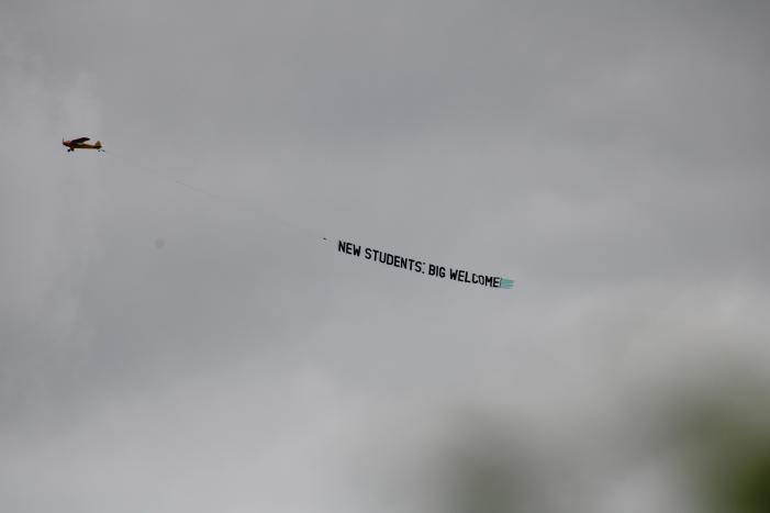 Nieuwe studenten verwelkomd vanuit de lucht