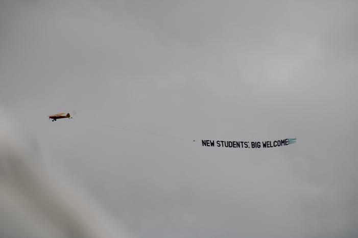 Nieuwe studenten verwelkomd vanuit de lucht