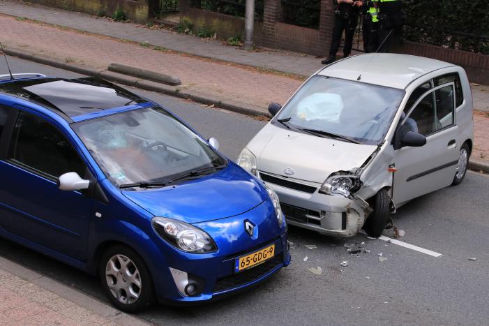 Twee gewonde bij frontale aanrijding