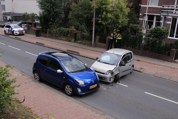 Twee gewonde bij frontale aanrijding