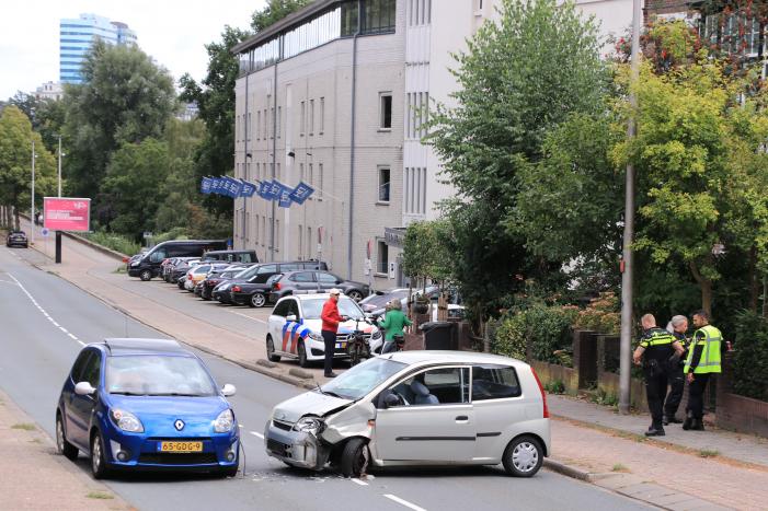 Twee gewonde bij frontale aanrijding