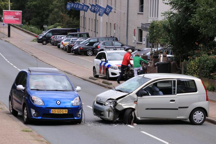 Twee gewonde bij frontale aanrijding