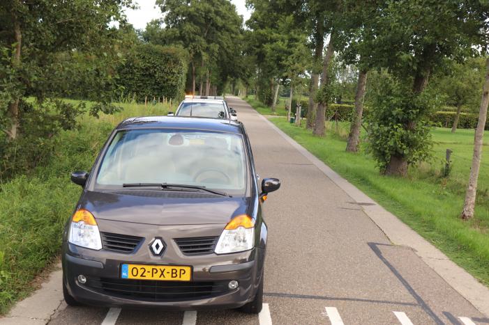 Personenauto en brommerrijder botsen op kruising