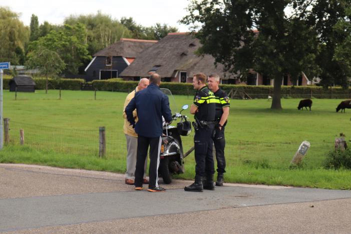 Personenauto en brommerrijder botsen op kruising