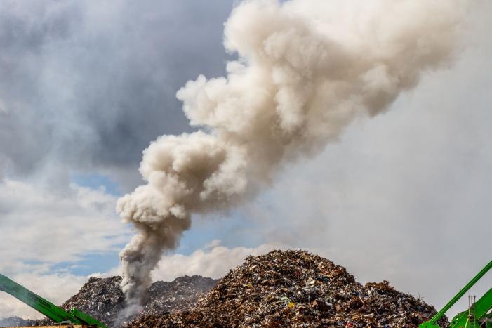 Flinke rookwolken bij brand metaalrecycling E.M.R.