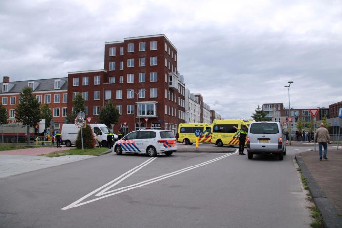Voetganger ernstig gewond na botsing met bestelbus