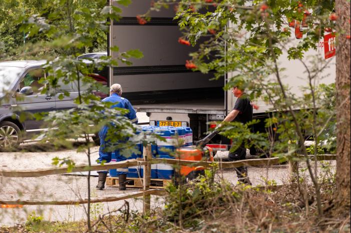 Lekkende vaten uit vrachtwagen gehaald
