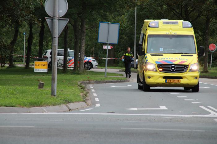 Schade na aanrijding tussen vrachtwagen en personenauto
