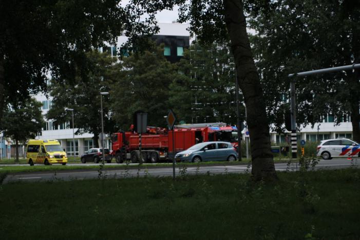 Schade na aanrijding tussen vrachtwagen en personenauto