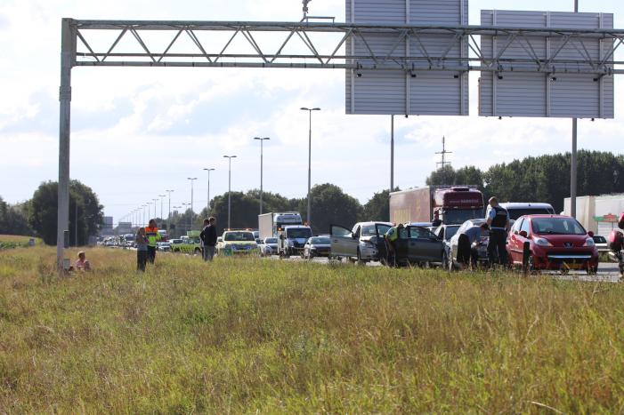 Meerdere gewonden bij ongeval op snelweg met meerdere voertuigen