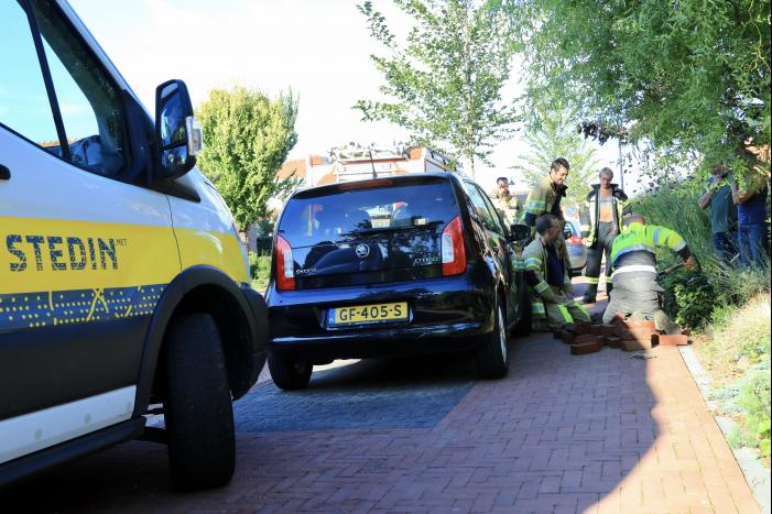 Gasleiding geraakt bij plaatsen tuinbank
