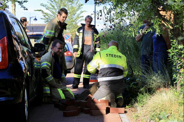 Gasleiding geraakt bij plaatsen tuinbank