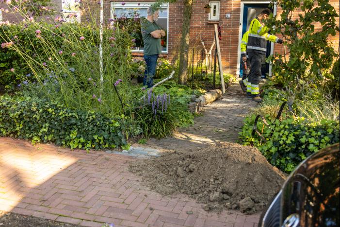 Gasleiding geraakt bij plaatsen tuinbank