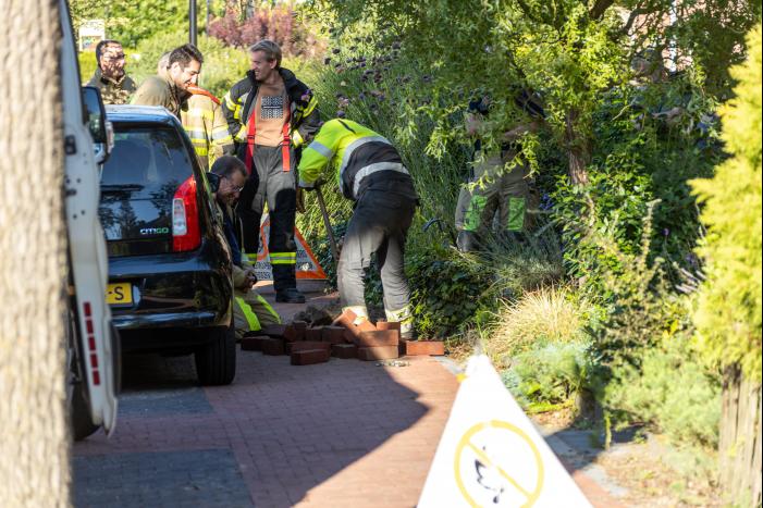 Gasleiding geraakt bij plaatsen tuinbank