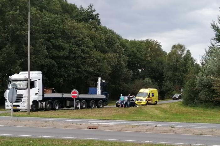 Auto botst op vrachtwagen