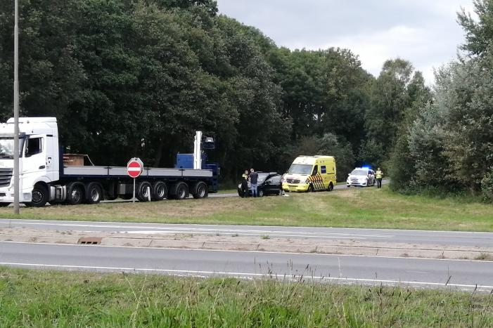Auto botst op vrachtwagen