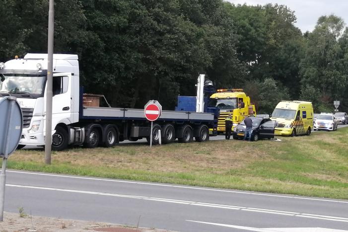 Auto botst op vrachtwagen