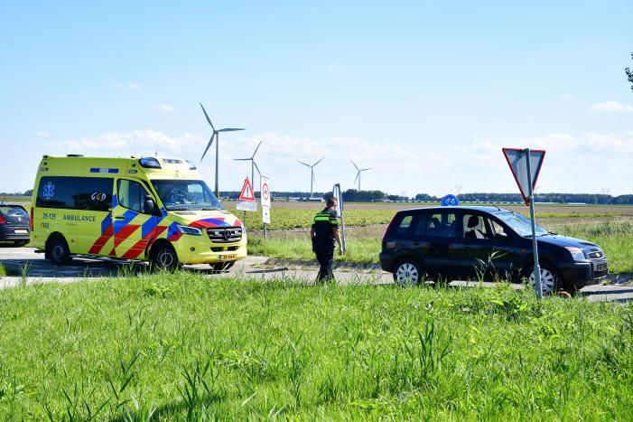 Wielrenner geschept op kruising
