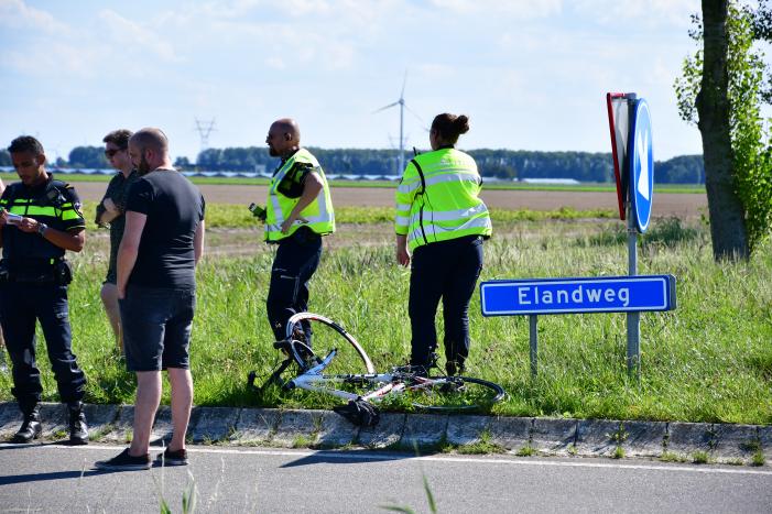Wielrenner geschept op kruising