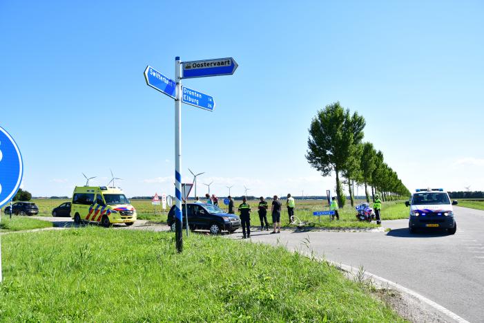 Wielrenner geschept op kruising