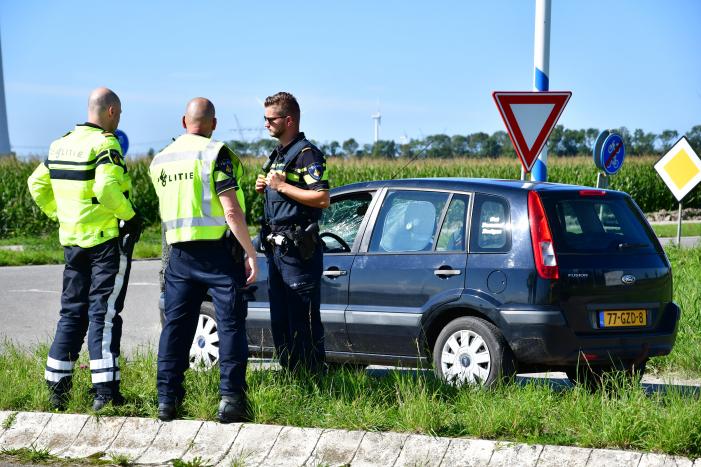 Wielrenner geschept op kruising