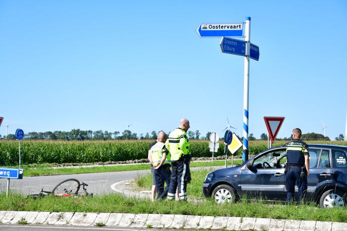 Wielrenner geschept op kruising