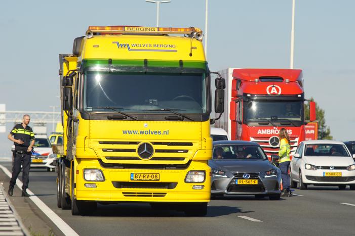 Aanrijding tussen meerdere voertuigen op A28