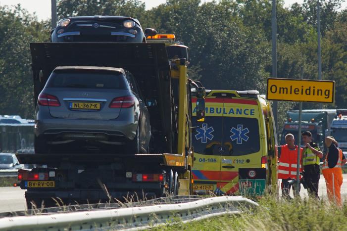 Aanrijding tussen meerdere voertuigen op A28