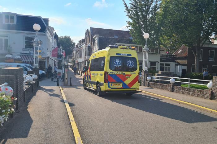 Fietser rijdt voetganger aan in winkelgebied