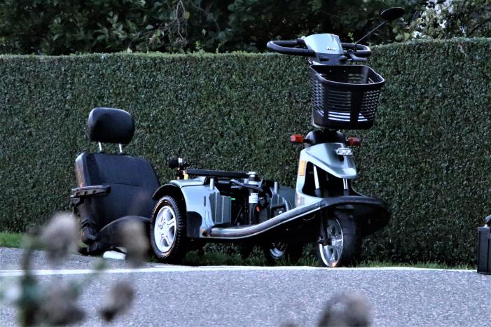 Scootmobiel vliegt in brand