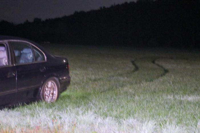Auto crasht in weiland, bestuurder gevlucht