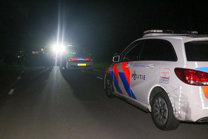 Auto crasht in weiland, bestuurder gevlucht