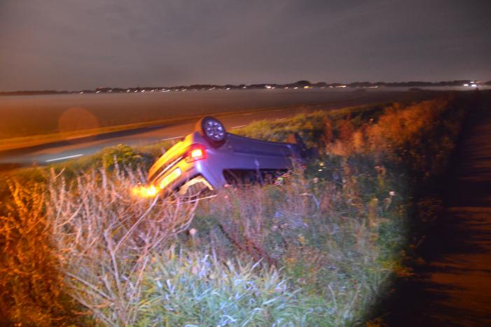 Auto belandt op zijn kop in droge sloot